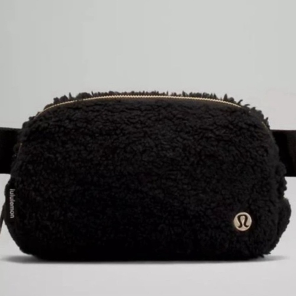 NWT Lululemon Everywhere Bag Black Fleece - IL